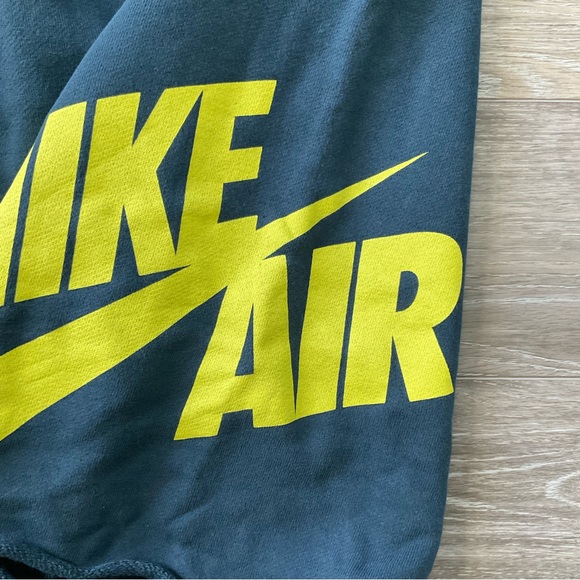 Nike Air Shorts - Picture 2 of 4